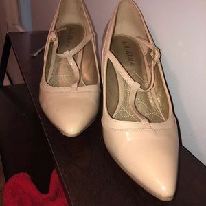 Katie & Kelly nude t strap pumps Sz 8